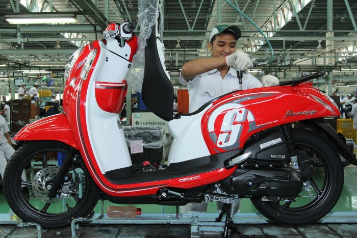 Pasar Turun, Honda Scoopy Tetap Laris Karyawan AHM melakukan perakitan New Honda Scoopy eSP di pabrik AHM Cikarang, Jawa Barat. Penjualan Honda Scoopy tumbuh sebesar 8,5% dengan angka penjualan 125.697 unit, dibandingkan dengan periode yang sama pada 2014 yang hanya 115.849 unit.
