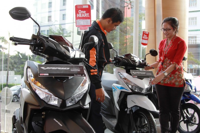 Tutup Bulan Juni, Penjualan Motor Honda Catatkan Pertumbuhan 18,7% Sales Honda menjelaskan teknologi sepeda motor Honda Vario 125 eSP kepada konsumen. Berdasarkan data AISI, sepeda motor Honda menggenggam 62,9% pangsa pasar dengan dengan total penjualan 361.767 unit di bulan Juni.