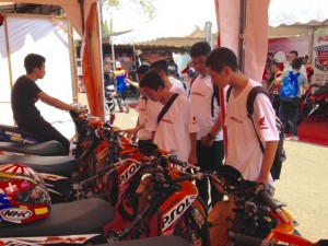Peserta HRC Tour saat keliling Paddock