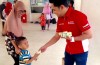 Sauqi Maulana, Corporate Communication PT Trio Motor membagikan susu gratis kepada anak-anak di Menara Pandang Siring Tendean Banjarmasin