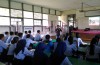 Taufiqurrahman Ghazali saat menjelaskan materi safety riding di hadapan para pelajar SMPN 3 Selat Kapuas Kalteng