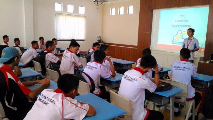 Safety Riding Trio Motor Goes to SMK Bhakti Bangsa Banjarbaru