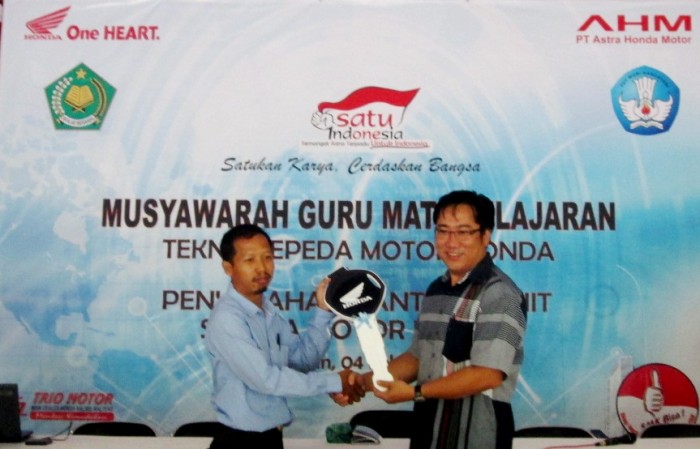 Honda Serahkan Bantuan Sepeda Motor untuk SMK Binaan