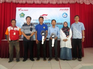 Manajemen PT Trio Motor dan pihak sekolah berfoto bersama setelah penyerahan bantuan sepeda motor.