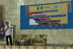 Taufiqurrahman Ghazali saat memberikan materi Safety Riding di Politeknik Negeri Banjarmasin