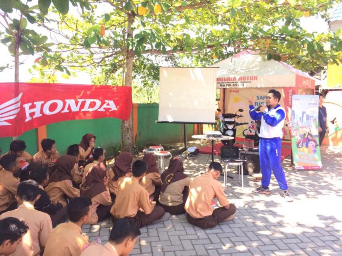 Trio Motor Ajarkan Keselematan Berkendara di SMAN 13 Banjarmasin Trio Motor Ajarkan Keselematan Berkendara di SMAN 13 Banjarmasin
