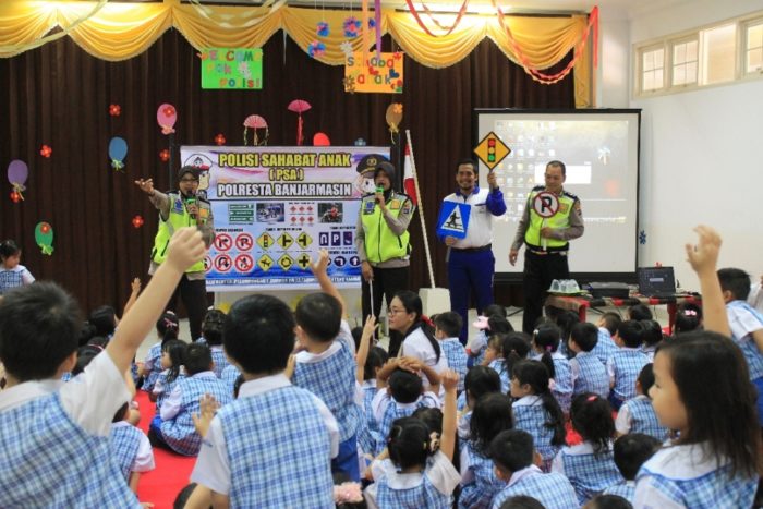Trio Motor Sosialisasikan Rambu Lalin di TK