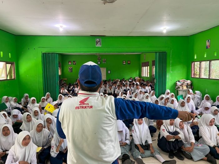 Trio Motor Gelar Edukasi Safety Riding untuk Siswa Baru di SMKN 1 Sungai Tabuk