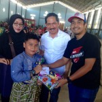 M. Riyadhin Luthfi selaku Marketing Communication PT Trio Motor saat memberikan bingkisan pada salah satu peserta sunatan massal