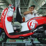 Karyawan AHM melakukan perakitan New Honda Scoopy eSP di pabrik AHM Cikarang, Jawa Barat. Penjualan Honda Scoopy tumbuh sebesar 8,5% dengan angka penjualan 125.697 unit, dibandingkan dengan periode yang sama pada 2014 yang hanya 115.849 unit.
