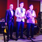 Perwakilan AHM Yudith Dwi Utami menerima piagam penghargaan Contact Center World Asia Pacific 2015 yang diserahkan oleh (kiri) Contact Center World President, Raj Wadhwani di Hard Rock Hotel, Sentosa, Singapura. AHM meraih 4 penghargaan bergengsi di ajang The Top Ranking Performers in the Contact Center World (CCW) Asia Pacific 2015 yang semakin membuktikan kualitas dan komitmen AHM dalam memberikan layanan terbaik untuk konsumen.