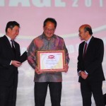 Penghargaan IMAC Award ini diserahkan langsung oleh Handy Irawan, CEO Frontier Consulting Group kepada Direktur AHM Markus Budiman, didampingi oleh Bambang Harimurti