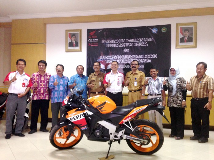 Penyerahan Bantuan Sepeda Motor Premium Honda untuk 6 SMK Kalselteng