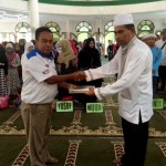 Penyerahan Simbolis Al Qur'an dari Perwakilan PT Trio Motor kepada Perwakilan Mesjid Al Mukaram Kapuas