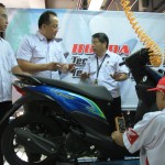 ) Direktur AHM, Markus Budiman didampingi oleh (kiri) Deputy Head of Corporate Communication AHM Ahmad Muhibbuddin dan Senior Manager Technical Training Departement AHM Handy Hariko memantau jalannya uji kompetensi teknik Sepeda Motor Honda siswa SMK tingkat nasional di Astra Honda Training Center, Sunter (4/6). AHM bekerja sama dengan main dealer Honda seluruh Indonesia menggelar uji kompetensi teknik sepeda motor Honda terhadap 14.220 siswa dari 316 SMK binaan Honda sebagai bagian dari kontribusi perusahaan dalam menciptakan generasi muda yang berkualitas dan terampil di dunia kerja.