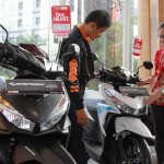 Sales Honda menjelaskan teknologi sepeda motor Honda Vario 125 eSP kepada konsumen. Berdasarkan data AISI, sepeda motor Honda menggenggam 62,9% pangsa pasar dengan dengan total penjualan 361.767 unit di bulan Juni.