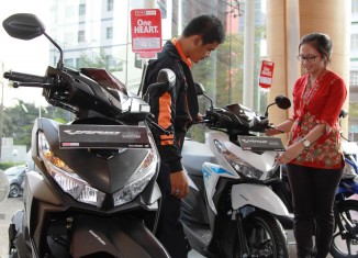Sales Honda menjelaskan teknologi sepeda motor Honda Vario 125 eSP kepada konsumen. Berdasarkan data AISI, sepeda motor Honda menggenggam 62,9% pangsa pasar dengan dengan total penjualan 361.767 unit di bulan Juni.