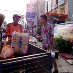 Karyawan Dealer Trio Motor Perintis membagikan takjil untuk petugas kebersihan