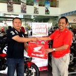 Penyerahan bantuan sepeda motor Honda dan special tool dari Kukuh Santosa selaku Manager Pajak PT Trio Motor kepada H Sukhrowardi selaku perwakilan Badan Pelatihan SIIP Collage