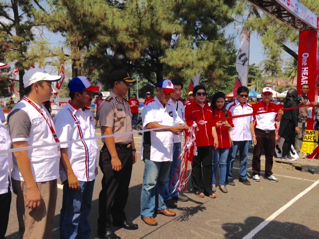 Pemotongan Pita oleh Asisten II, Bpk Burhanuddin sebagai simbolis pembukaan HRC Banjarbaru 2015