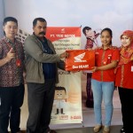 Manajemen PT Trio Motor memberikan bingkisan kepada konsumen loyal dan setia