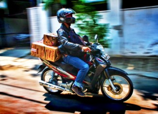 TIPS AMAN MEMBAWA BARANG MENGGUNAKAN MOTOR
