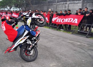 Ratusan Biker Ikuti Kompetisi Gymkhana Buktikan Kelincahan New Honda Sonic 150R