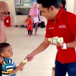 Sauqi Maulana, Corporate Communication PT Trio Motor membagikan susu gratis kepada anak-anak di Menara Pandang Siring Tendean Banjarmasin