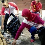 Aksi Bersih-Bersih Trio Motor dan Duta Wisata Banjarmasin
