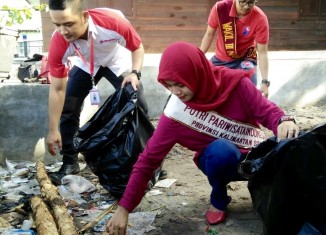 Aksi Bersih-Bersih Trio Motor dan Duta Wisata Banjarmasin