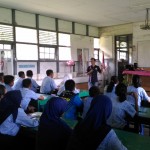Taufiqurrahman Ghazali saat menjelaskan materi safety riding di hadapan para pelajar SMPN 3 Selat Kapuas Kalteng