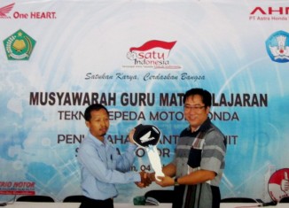 Honda Serahkan Bantuan Sepeda Motor untuk SMK Binaan
