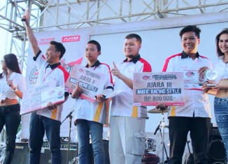 Afrizal Rachman selaku Manager Marketing PT Trio Motor bersama para Juara HMC Tahun 2015