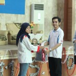 Taufiqurrahman Ghazali saat memberikan souvenir kepada beberapa mahasiswa Politeknik Negeri Banjarmasin