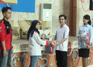 Taufiqurrahman Ghazali saat memberikan souvenir kepada beberapa mahasiswa Politeknik Negeri Banjarmasin