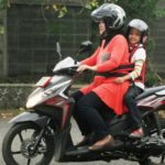 Jangan Bonceng Anak di Jok Depan Sepeda Motor!