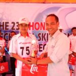 Penyerahan Hadiah Kepada Pemenang Kontes Mekanik oleh Rahmadi selaku Technical Service Department PT Trio Motor