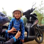 Hari Pertama Sekolah Anak Diantar Orangtua, Ini ManfaatnyaAsiknya Mengantar Anak ke Sekolah di Hari Pertama dengan Sepeda Motor Kesayangan