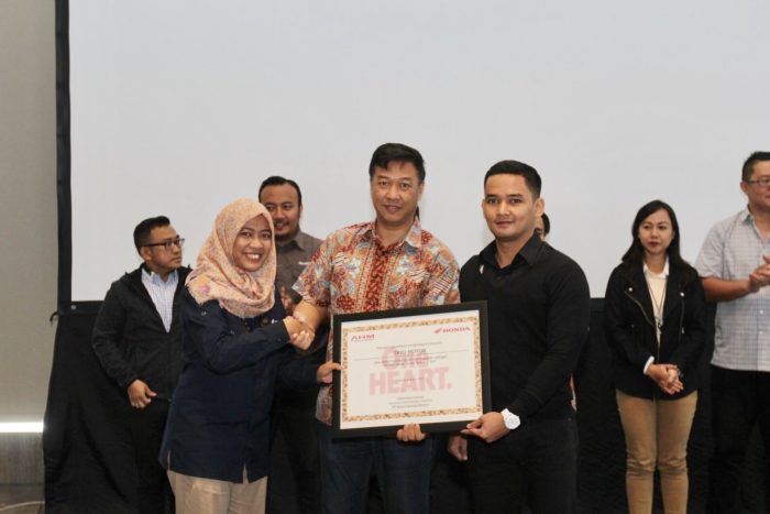 ​Trio Motor Terima Penghargaan Public Relation Award 2017