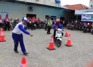Trio Motor Latih Karyawan JNE Banjarmasin Cara Berkendara