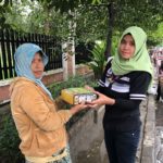 Karyawan Trio Motor Bagikan Paket Makanan Berbuka Puasa