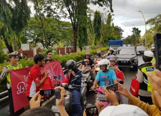 Trio Motor dan Satlantas Polresta Banjarmasin, Bagi-Bagi Takjil dan Kampanyekan #Cari_Aman Berkendara