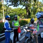 Jelang PSBB, Trio Motor Bagikan Hand Sanitizer dan Himbau Pengendara Tertib Aturan