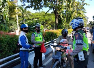Jelang PSBB, Trio Motor Bagikan Hand Sanitizer dan Himbau Pengendara Tertib Aturan