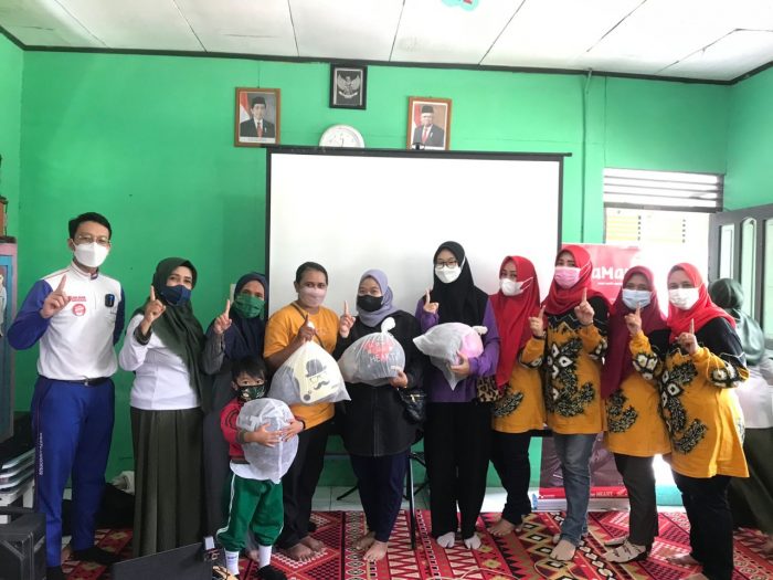 Bagikan Helm, Trio Motor Berikan Edukasi Safety Riding Kepada Ibu-Ibu