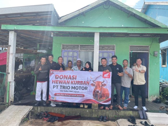 PT Trio Motor Honda Tebar Kepedulian Lewat Penyaluran Hewan Kurban di Langgar Daruth Thalibin