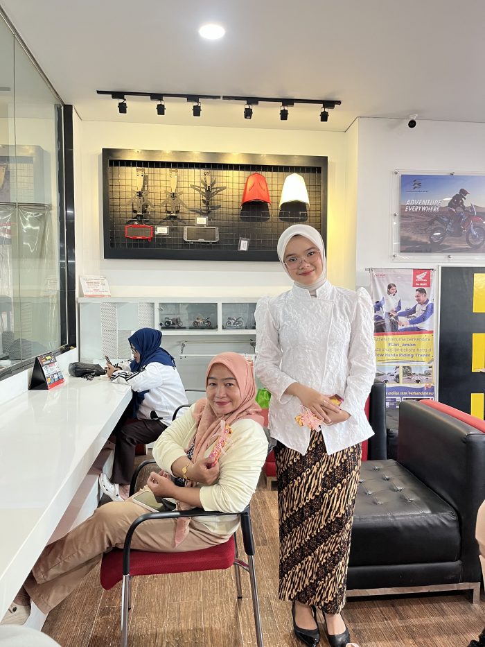 Rayakan Hari Kartini, Karyawan Honda Trio Motor Perintis Tampil Anggun dan Berbagi Cokelat untuk Pengunjung Perempuan