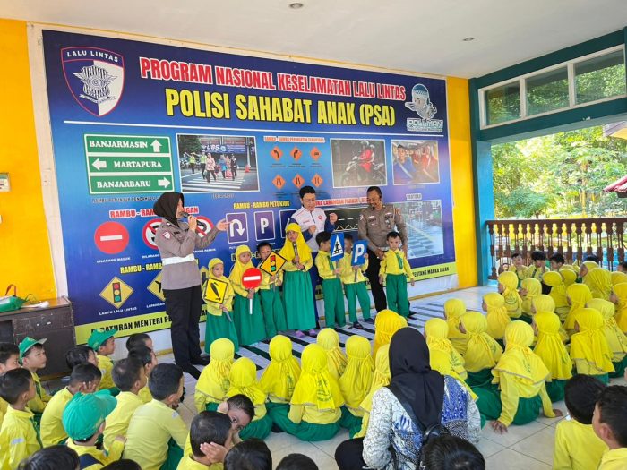 Tumbuhkan Semangat #Cari_Aman, Trio Motor Kenalkan Dasar Keselamatan Jalan Raya di TK Aisyiah