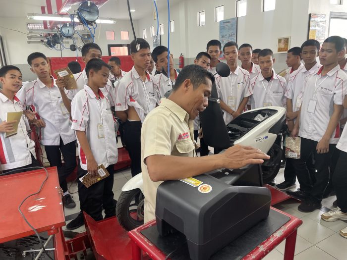 Kunjungan Industri ke Honda Trio Motor, Siswa SMK Kenali Teknologi EM1 e: dan Dunia Kerja Otomotif