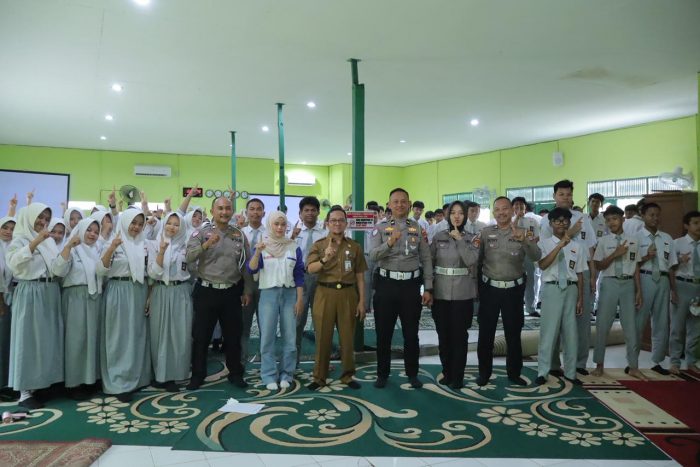 Trio Motor dan Satlantas Polresta Banjarmasin Edukasi Safety Riding untuk Siswa SMAN 10
